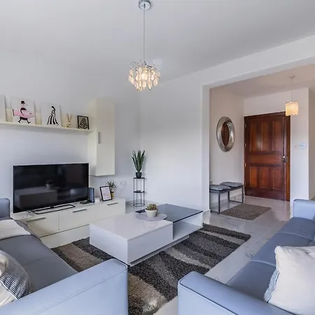 Stunning - Sunnyside 3-bedroom Apartament Sliema