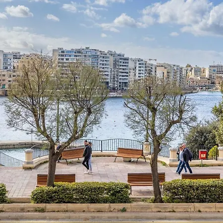 شقة Stunning - Sunnyside 3-bedroom *